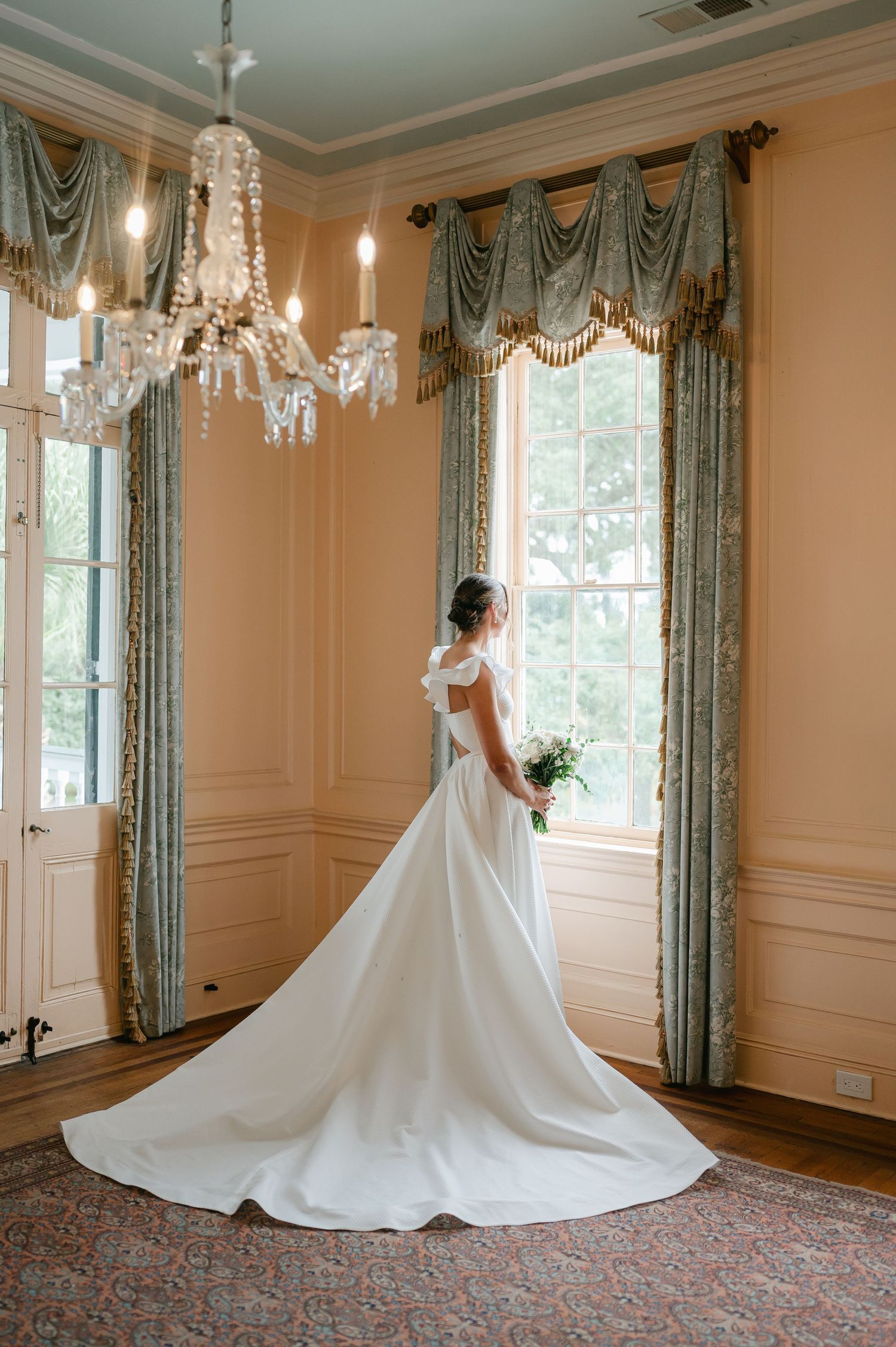 Lowndes Grove wedding photography captured by candid, timeless Charleston wedding photographer, Allison Hanson Photography