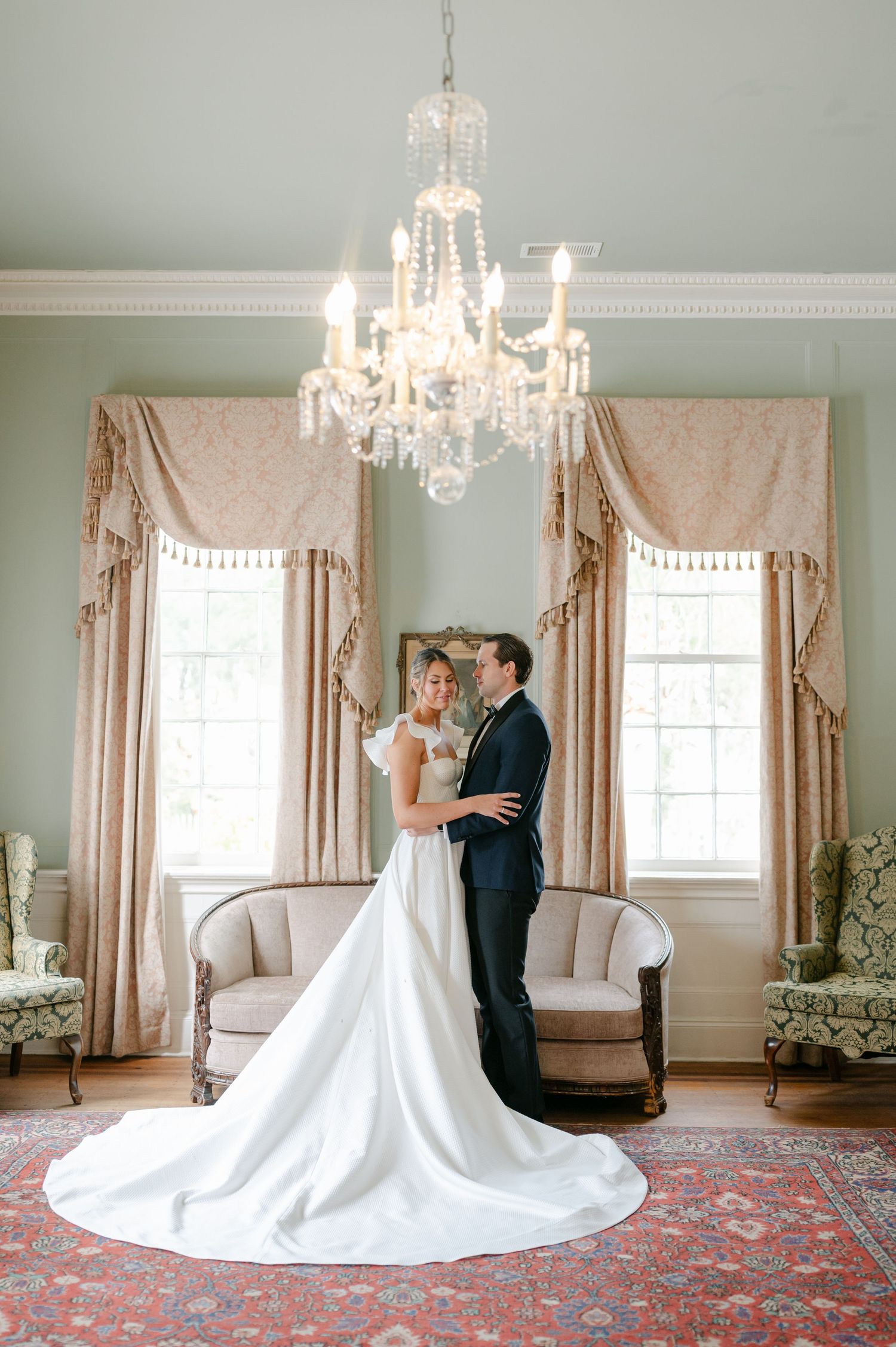 Lowndes Grove wedding photography captured by candid, timeless Charleston wedding photographer, Allison Hanson Photography