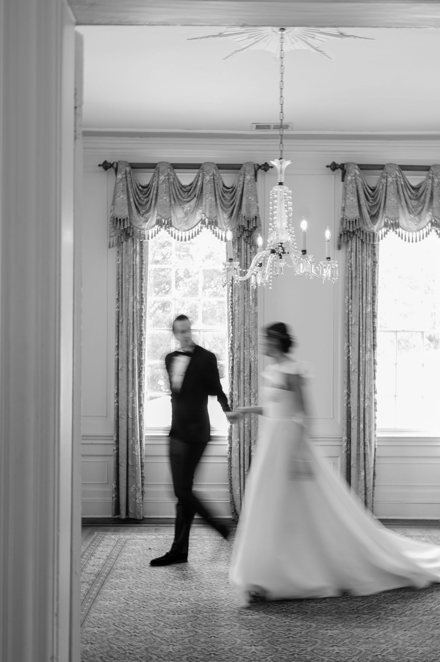 Lowndes Grove wedding photography captured by candid, timeless Charleston wedding photographer, Allison Hanson Photography