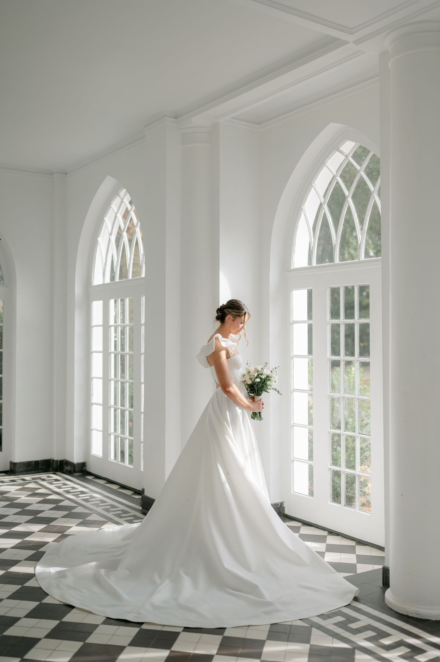 Lowndes Grove wedding photography captured by candid, timeless Charleston wedding photographer, Allison Hanson Photography