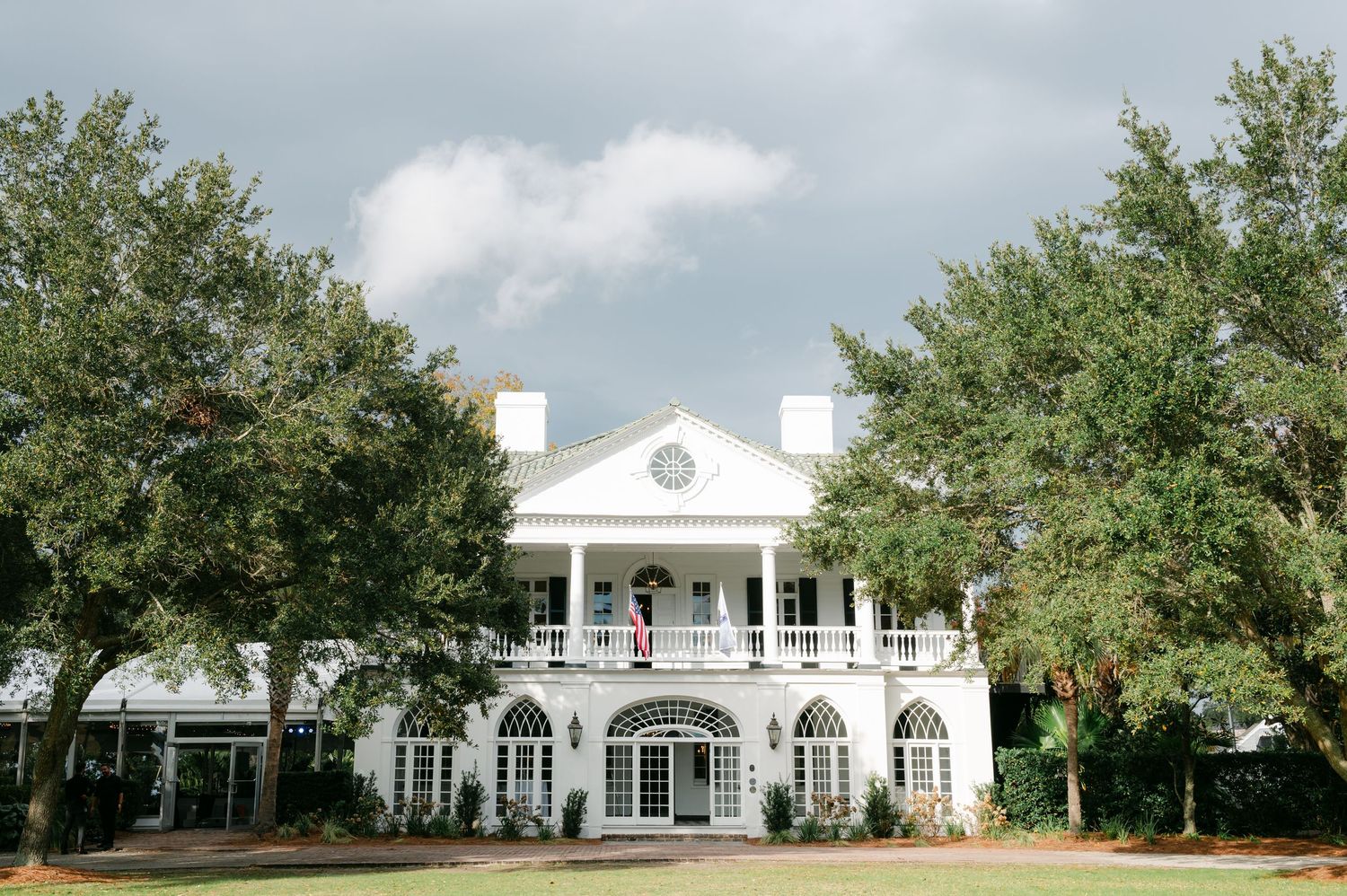 Lowndes Grove wedding photography captured by candid, timeless Charleston wedding photographer, Allison Hanson Photography