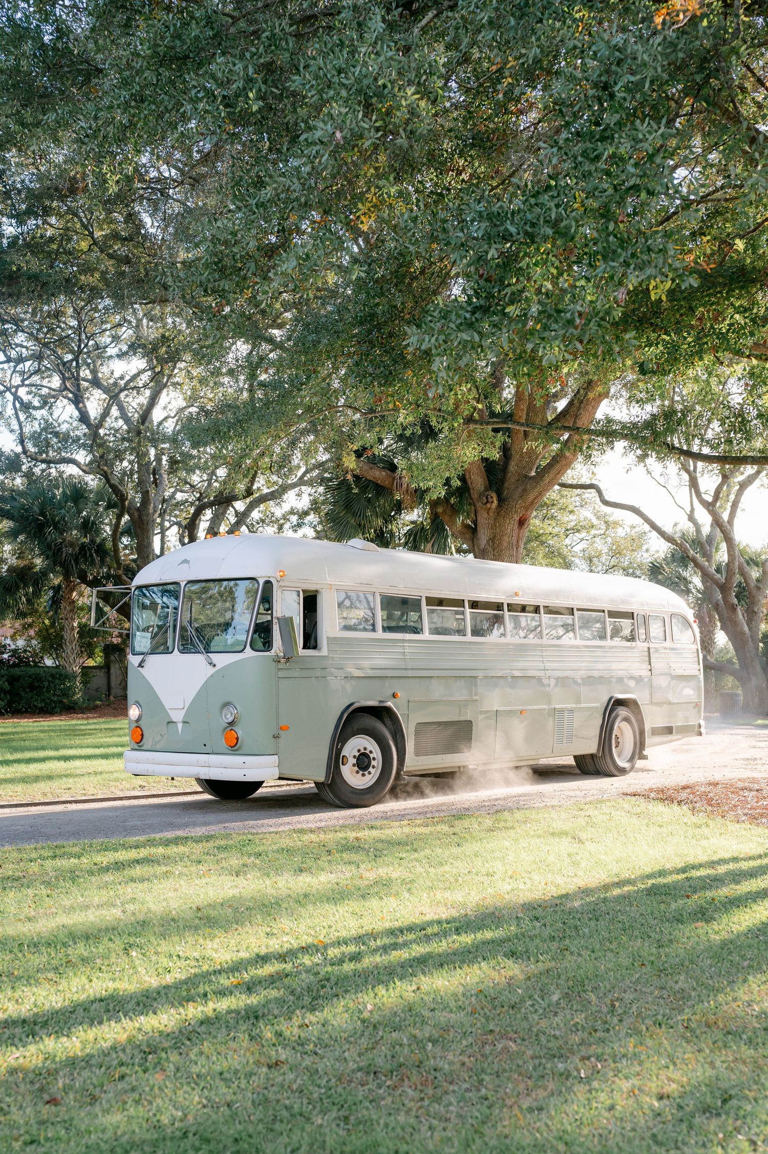Lowndes Grove wedding photography captured by candid, timeless Charleston wedding photographer, Allison Hanson Photography