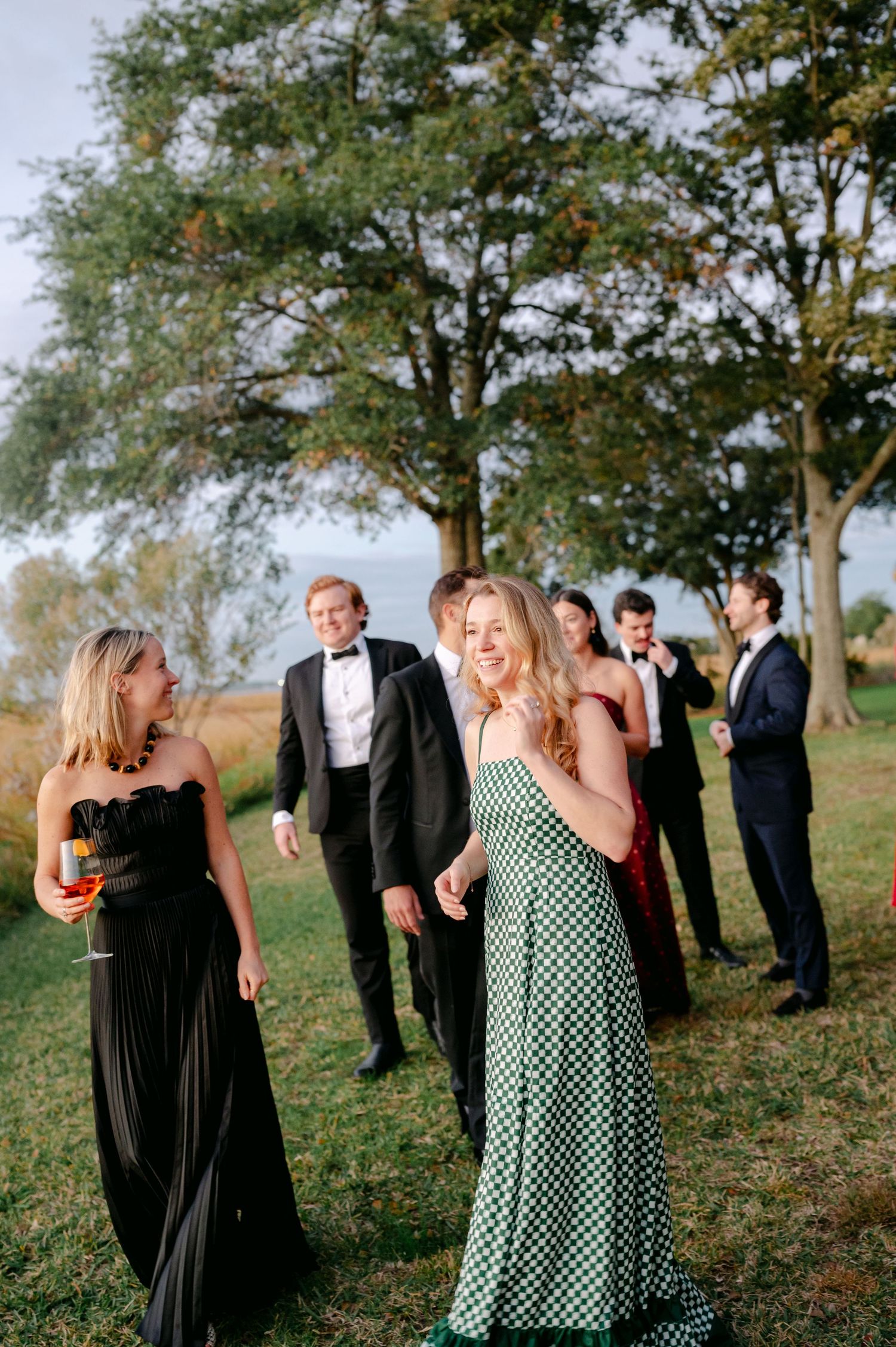 Lowndes Grove wedding photography captured by candid, timeless Charleston wedding photographer, Allison Hanson Photography