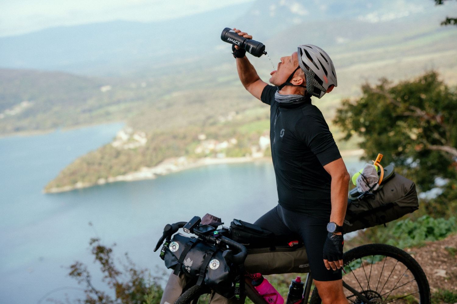 Image typique d'une halte bivouak en bikepacking au dessus d'un lac