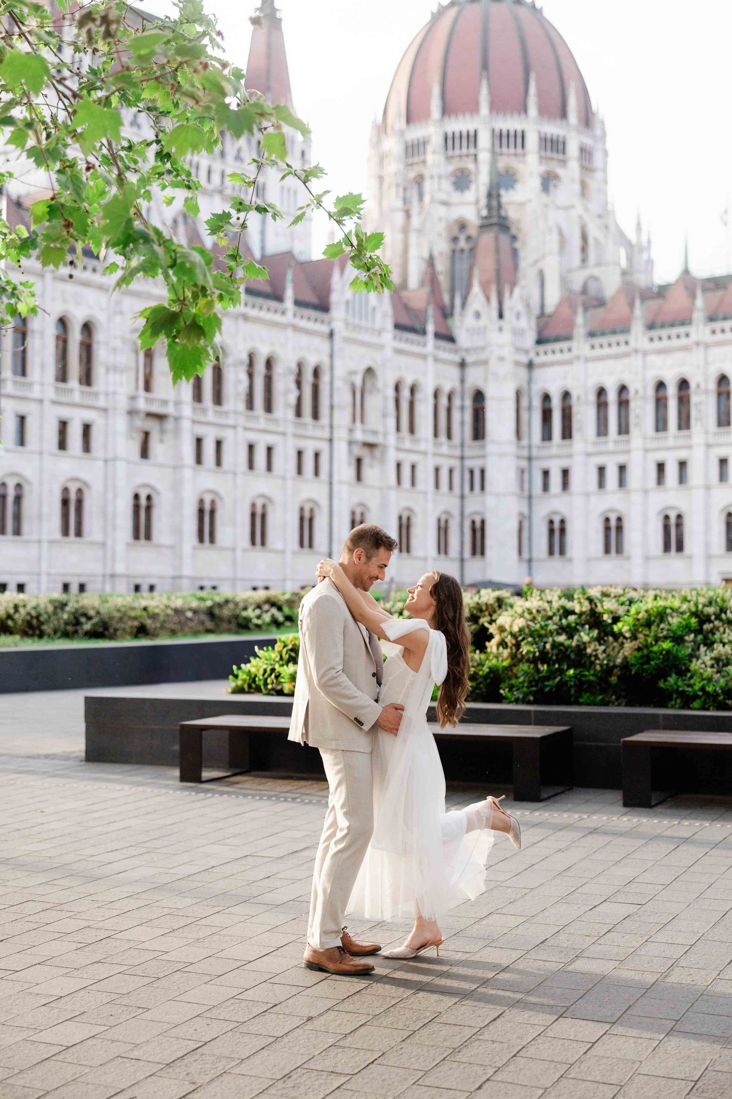 Autumn Budapest photoshoot with warm colors and elegant couple