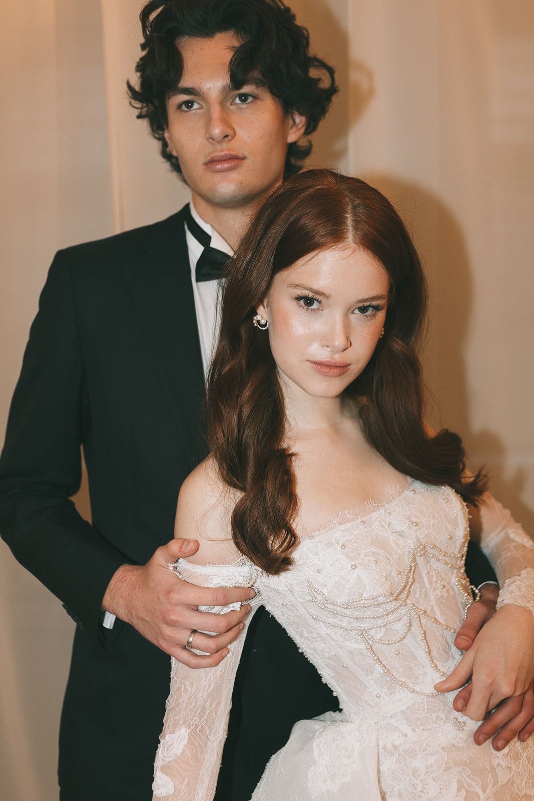 A romantic couple in formal attire share an intimate moment against a light background.
Braut elegant Chiemgau Salzburg