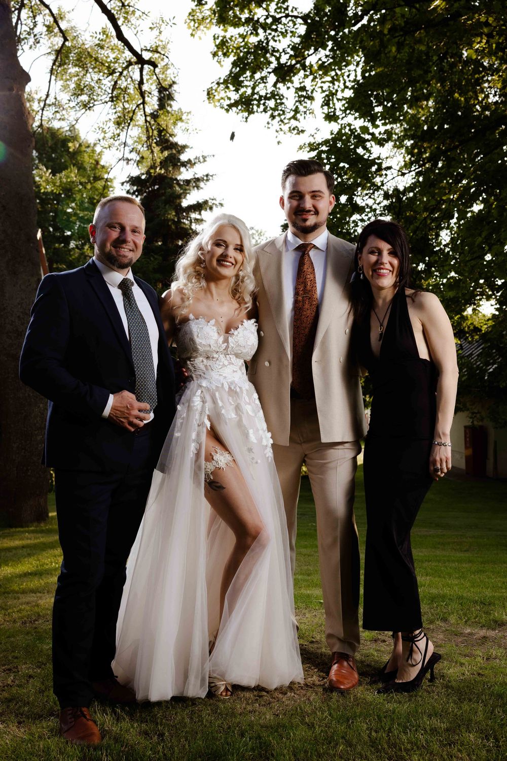 Pamiątkowa fotografia rodzinna, wesele w stodole Mazowsze