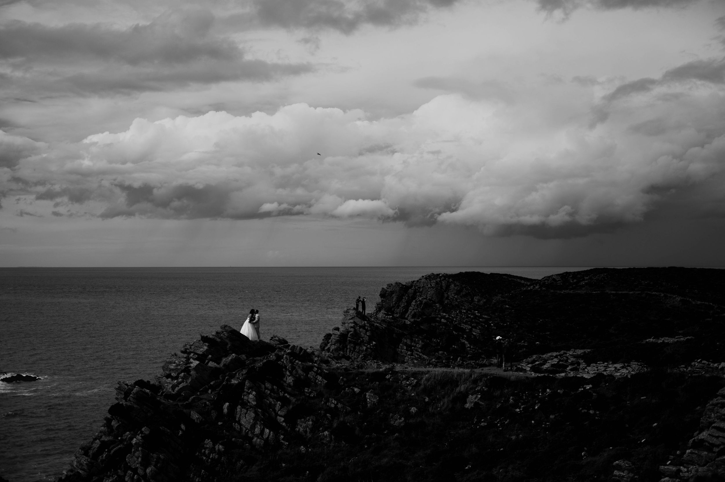 Paysage côtier dramatique en noir et blanc sur les falaises bretonnes, séance photo couple en bord de mer.