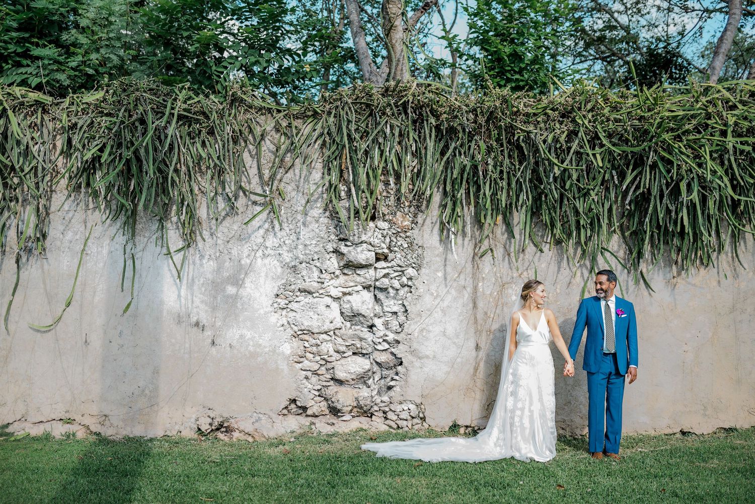 Candid hacienda wedding in Mérida Yucatán – authentic love story in Hacienda Sac Chich.