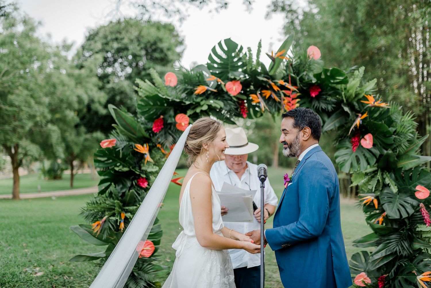 Candid hacienda wedding in Mérida Yucatán – authentic love story in Hacienda Sac Chich.