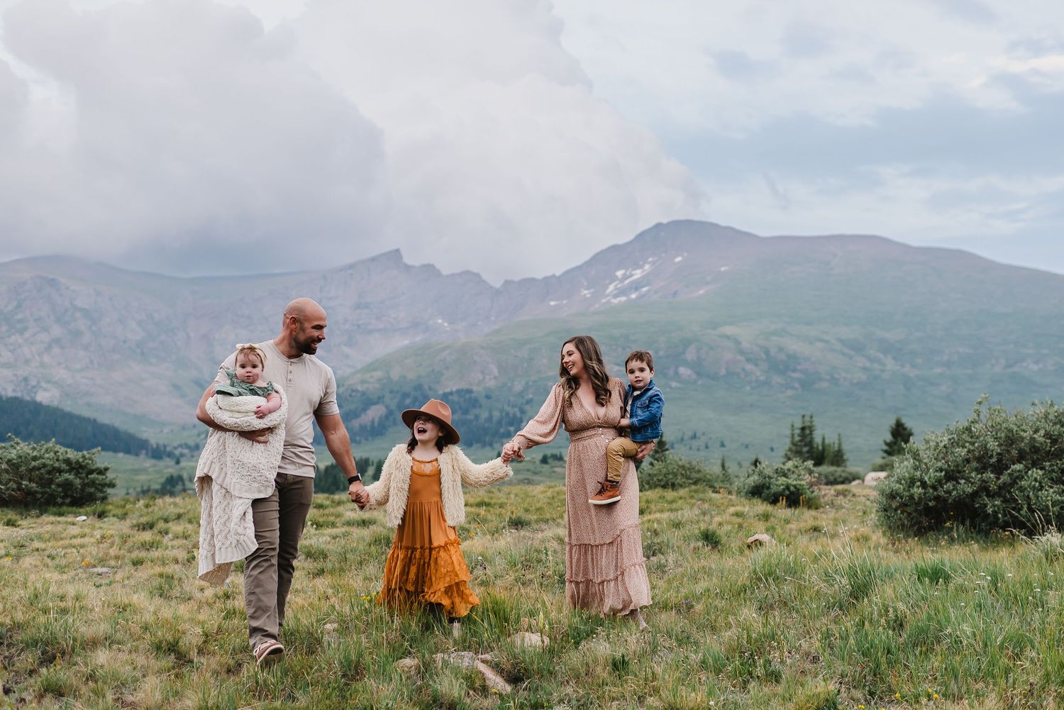 Rocky Mountain National Park photographer for family photo session. Family photographer in Estes Park Colorado. Extended family photographer