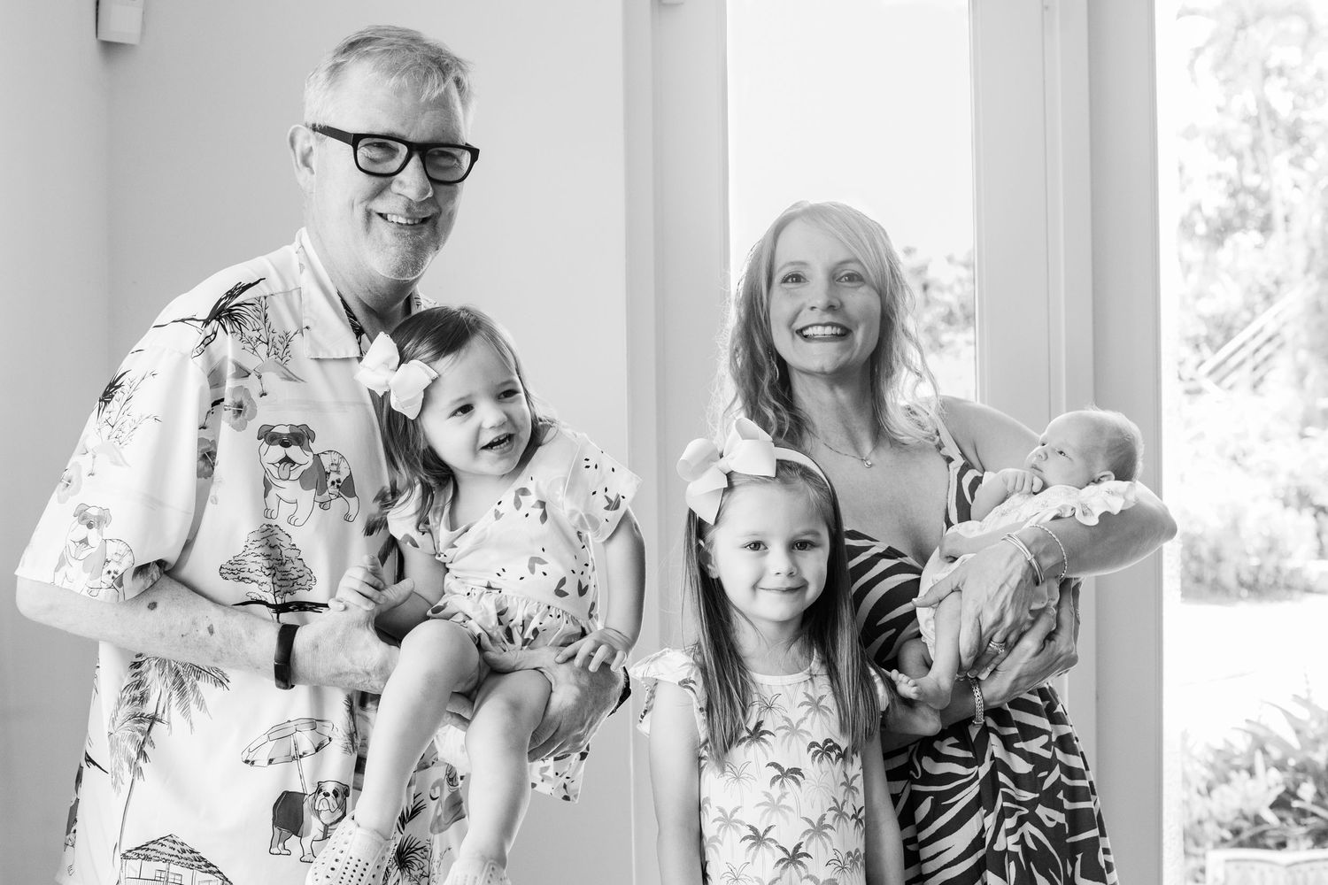 Newborn portrait. Baby, older sisters, extended family. Guaynabo, Puerto Rico.