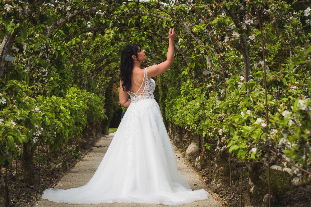 bridal model- coastal bridal in heligan gardens cornwall