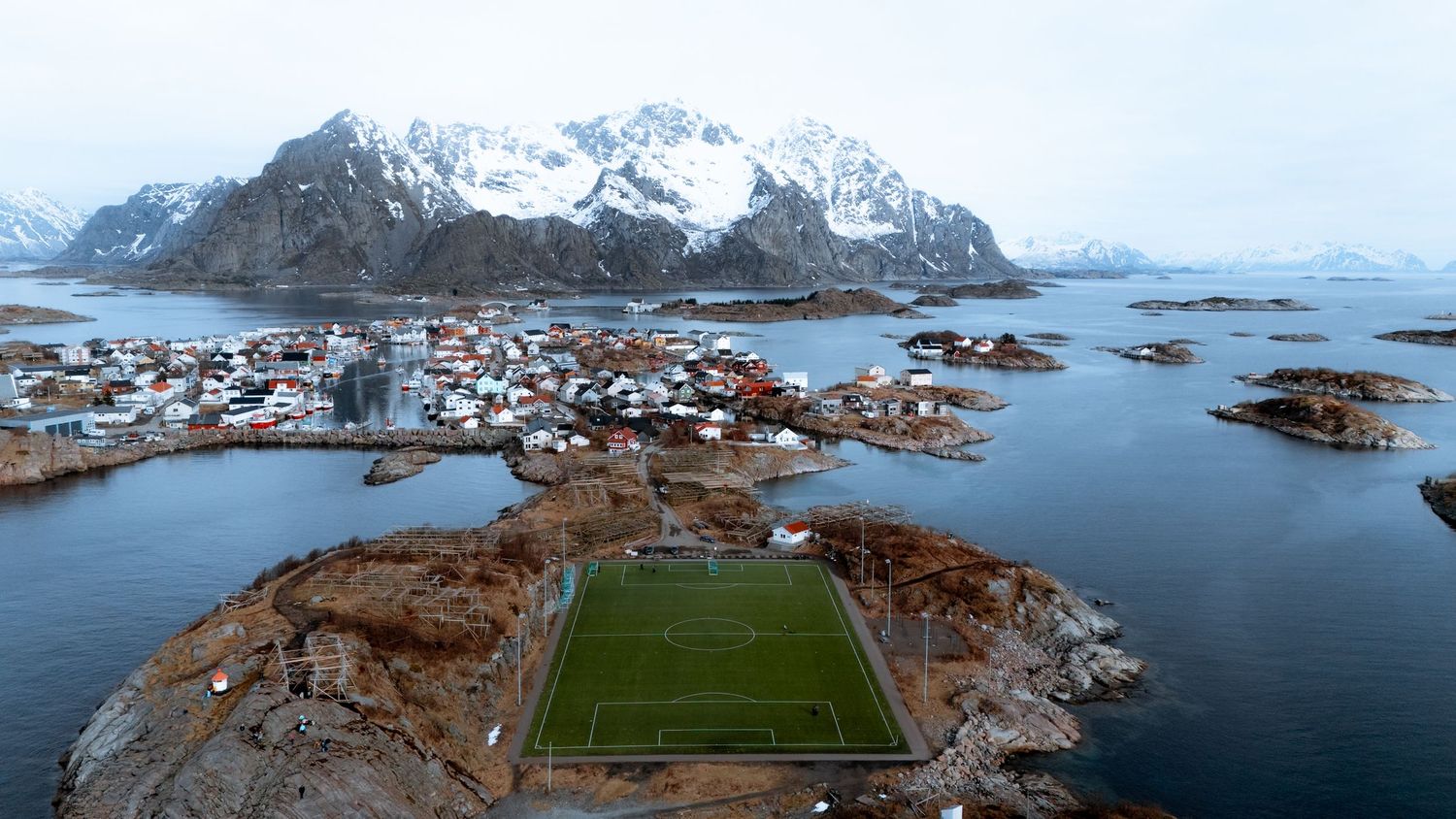 terrain de foot à henningsvaer dans les lofoten