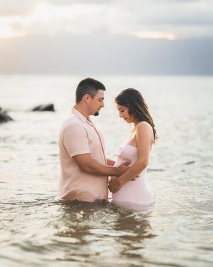 Maui maternity photographer photo against beautiful Maui sunset beach by ohwowfotos.