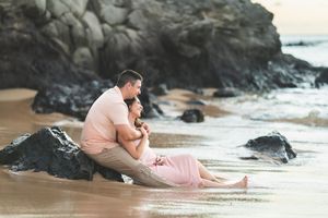 Maui maternity photographer photo against beautiful Maui sunset beach by ohwowfotos.