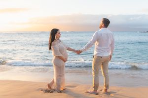 Maui maternity photographer photo against beautiful Maui sunset beach by ohwowfotos.