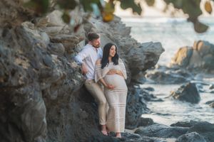 Maui maternity photographer photo against beautiful Maui sunset beach by ohwowfotos.