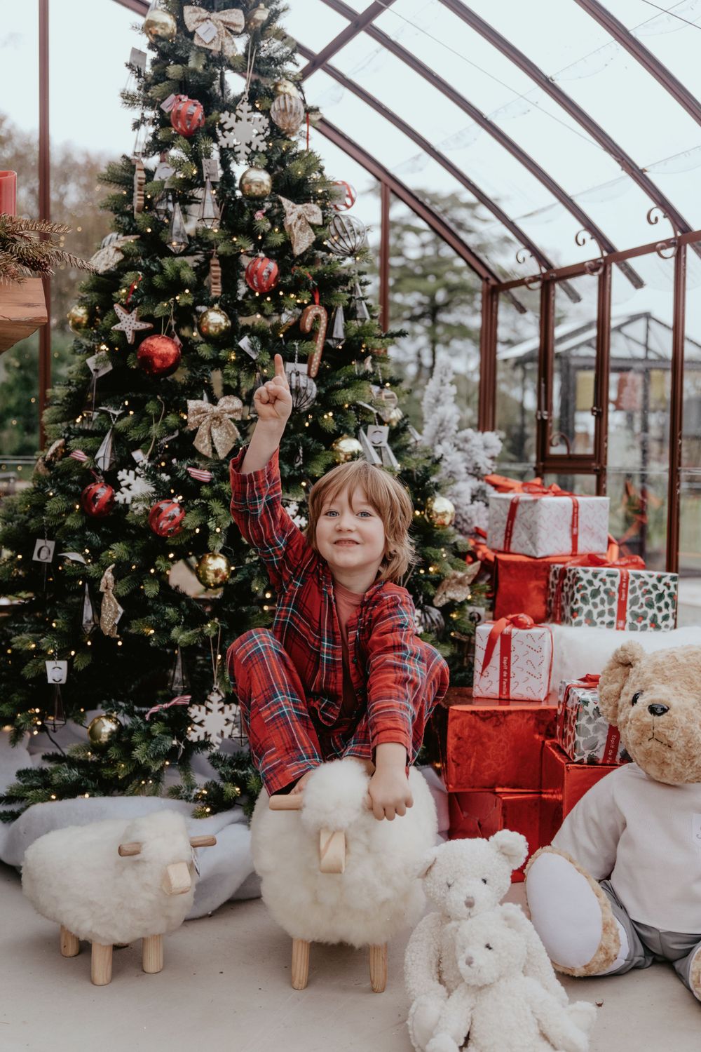 enfant devant un sapin de noël