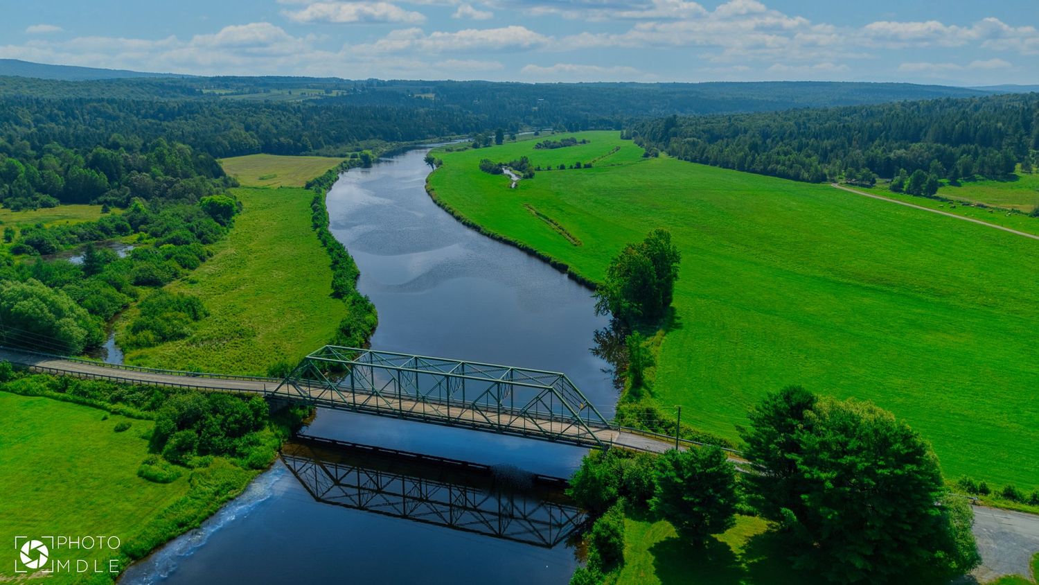 Photo aérienne d'une rivière en campagne.