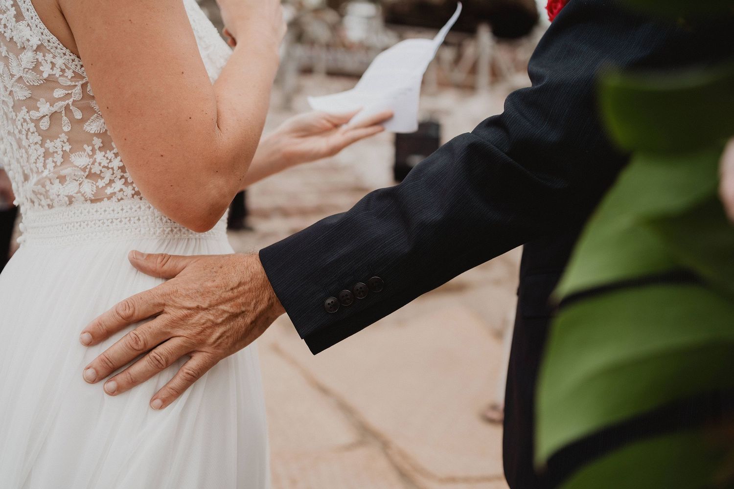 Momento íntimo entre novios durante una ceremonia de boda, fotografiado de forma natural y documental.