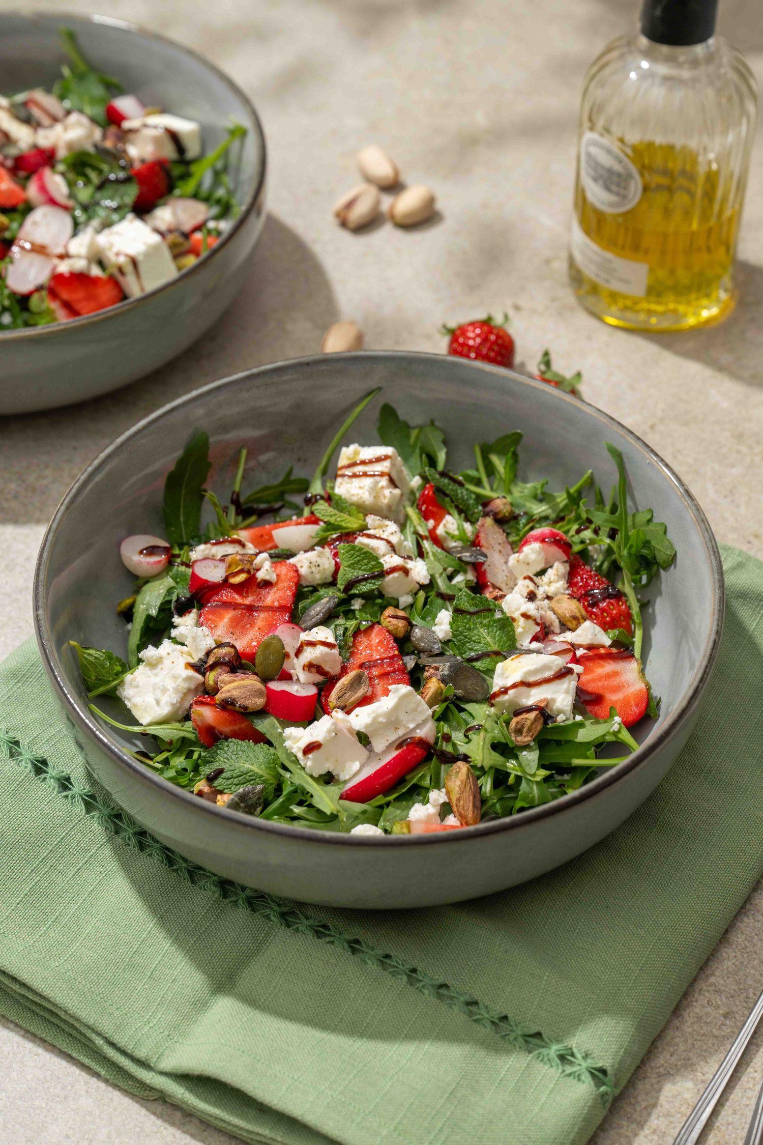 Salade fraise pistache et feta - Recette créée par la styliste culinaire Mélanie Rousselle