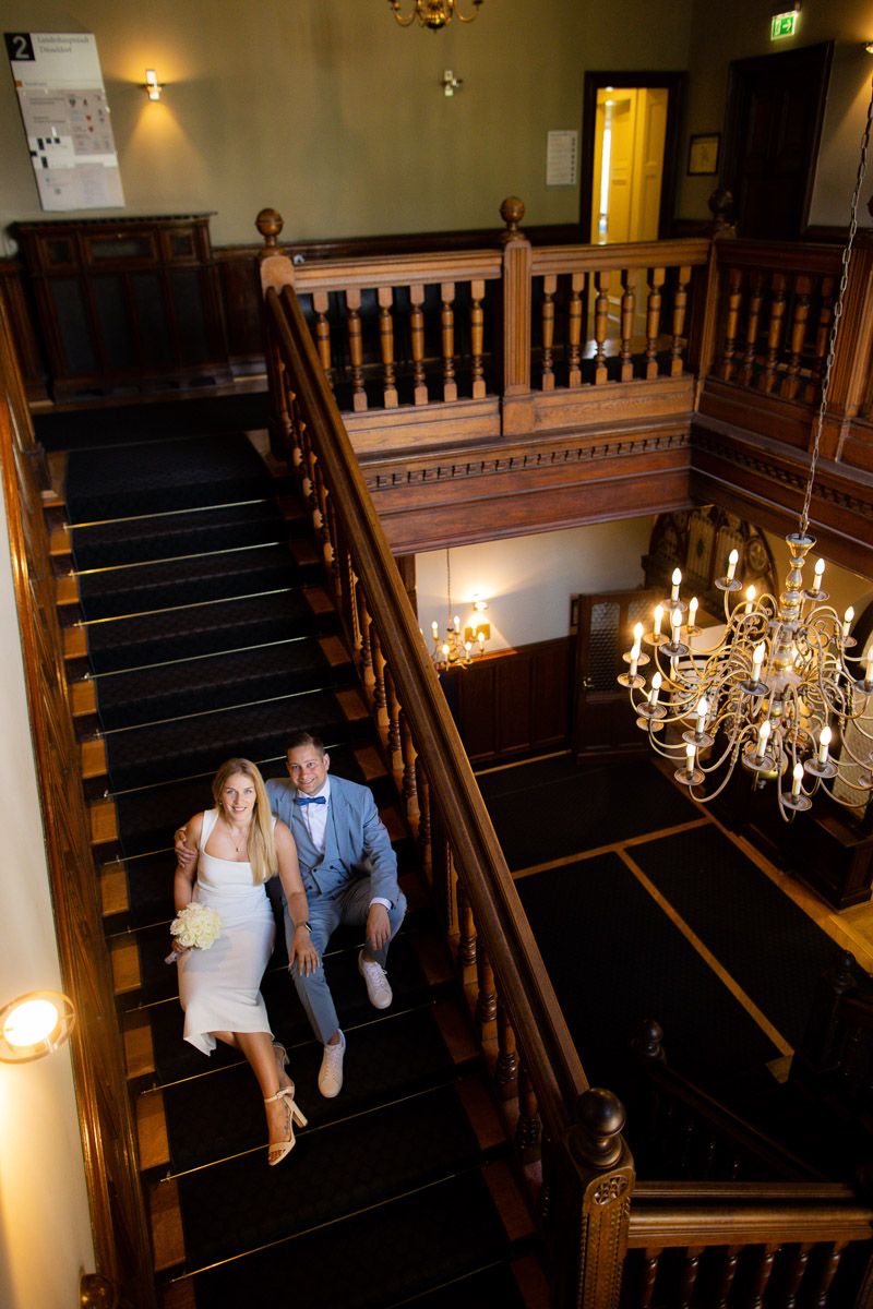 Fotoshooting auf der Holztreppe im Standesamt Düsseldorf