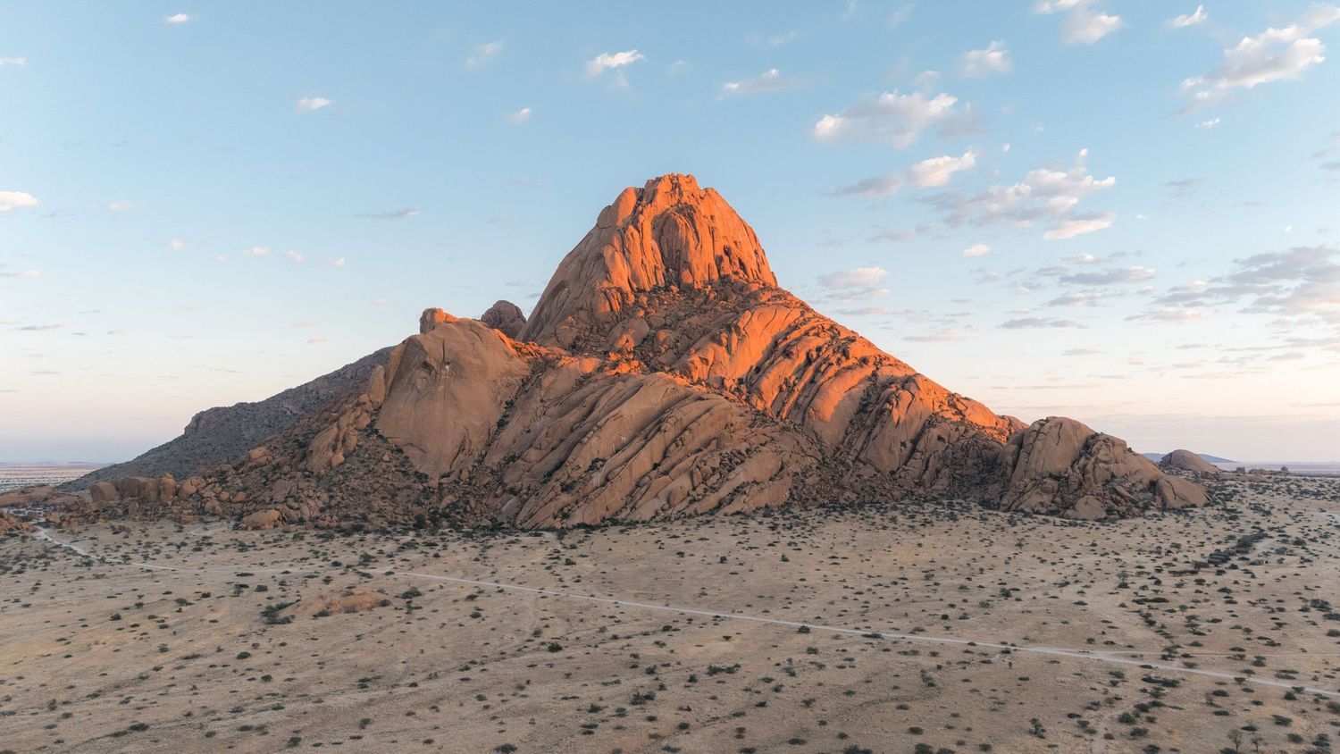 montagne de spitzkoppe au coucher du soleil vue en drone