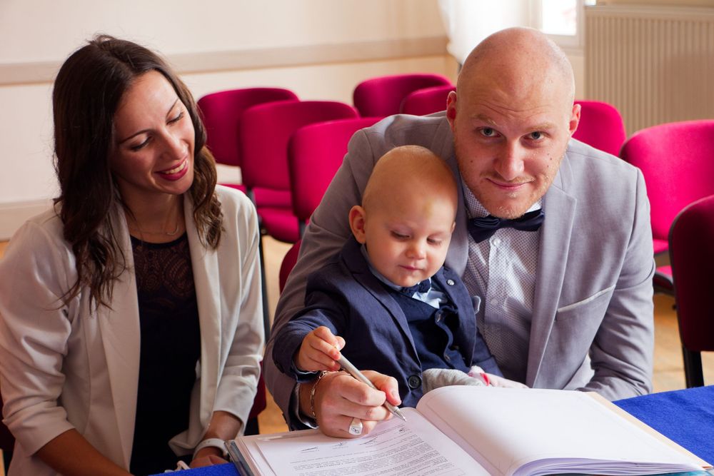 Photographie de baptême en Isère - Famille à la Mairie