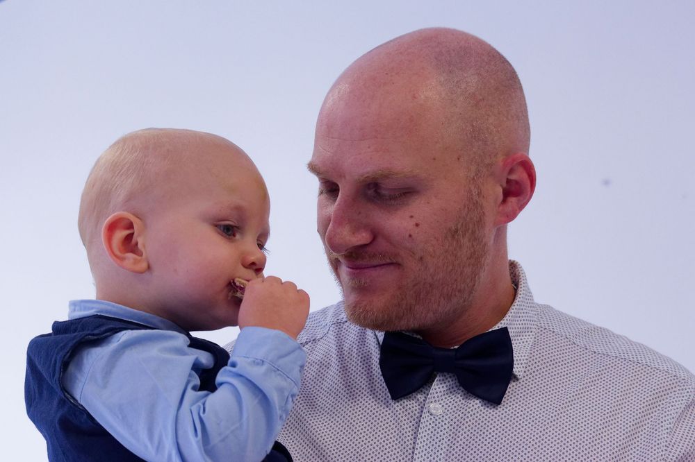 Photographie de baptême en Isère - Père et fils