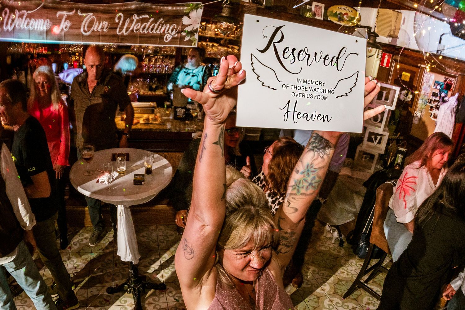 Feestmoment op huwelijksavond met emotioneel eerbetoon, vastgelegd door Bart Boodts Photography, focus op verbondenheid en herinnering.