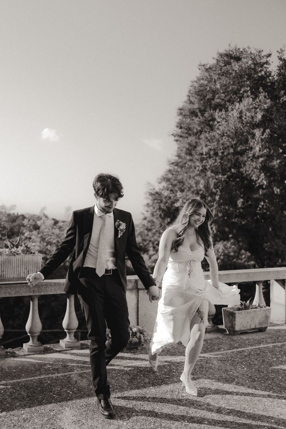 Sposi camminano mano nella mano durante un servizio fotografico di coppia a Padova, fotografo matrimoni.