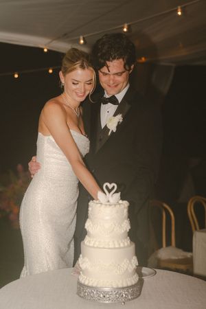 couple cutting cake at Kauai wedding by Kauai Wedding Photographer