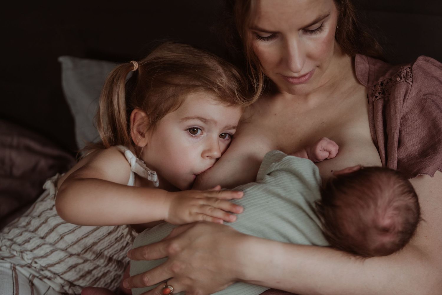 Fotograaf Brabant Oss Den Bosch Uden fotografie baby newborn newlife newbornshoot gezinsshoot borstvoeding mama momlife Sis&So