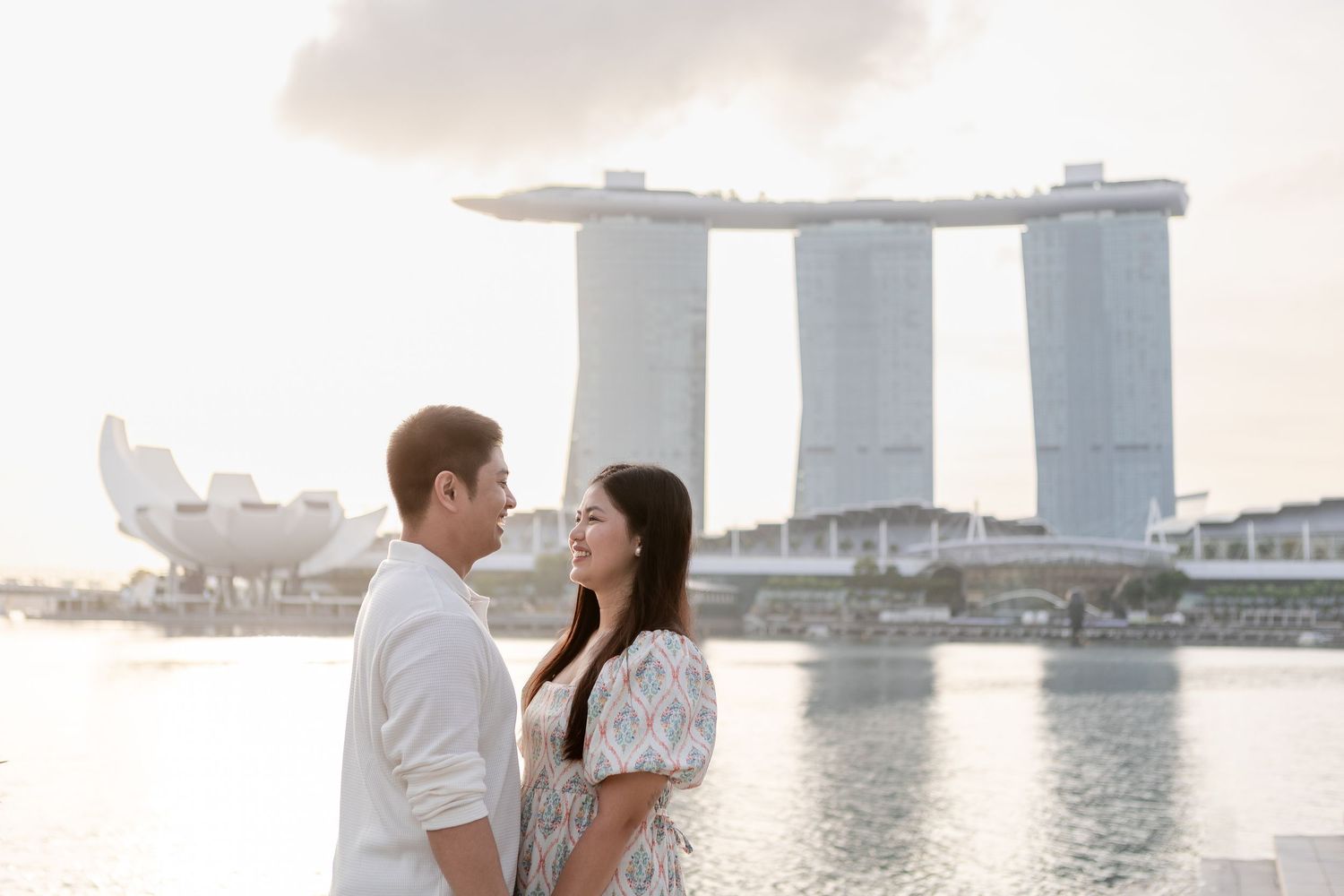 romantic sunrise pre-wedding photos of filipino couple in singapore Merlion park
