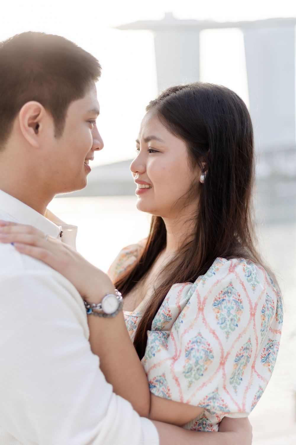 romantic sunrise pre-wedding photos of filipino couple in singapore Merlion park