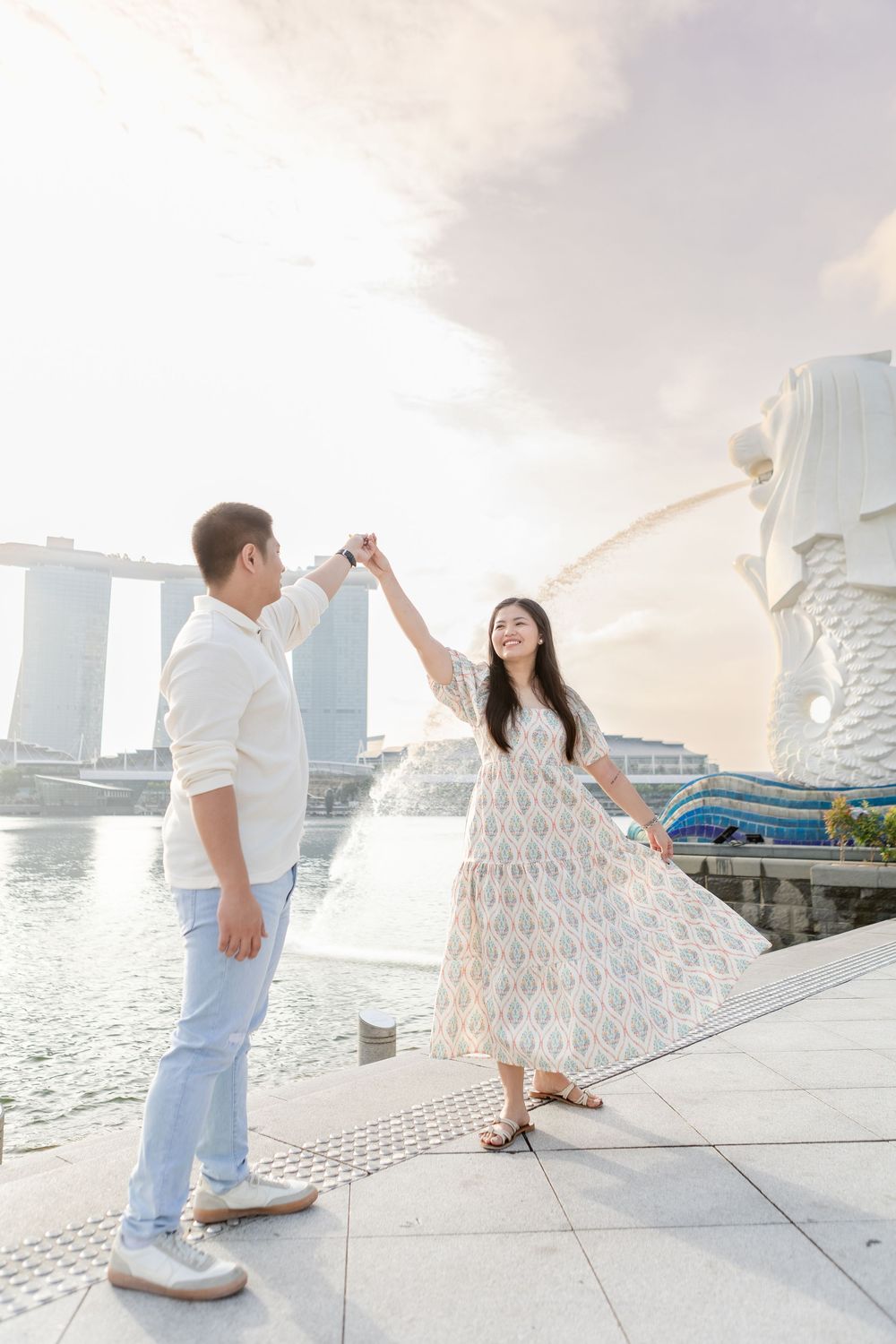 romantic sunrise pre-wedding photos of filipino couple in singapore Merlion park