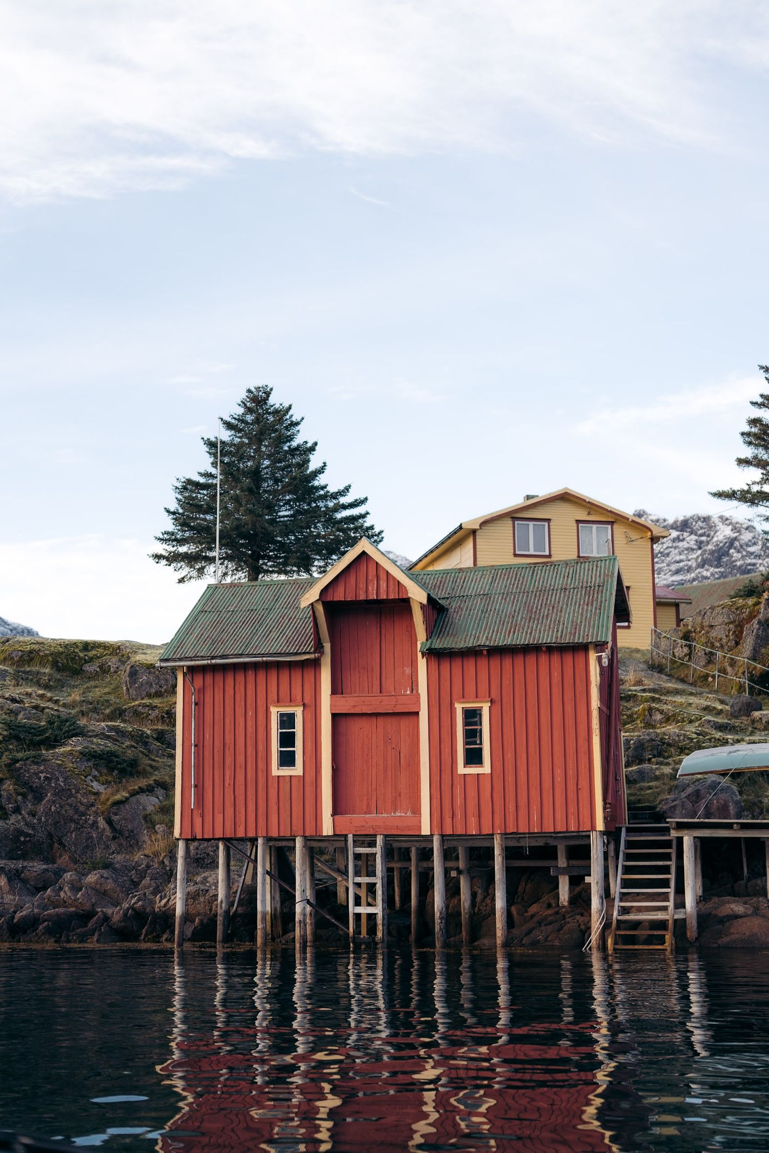 vieille cabine de pêcheur rouge sur pilotis sur l'ile de brakoya