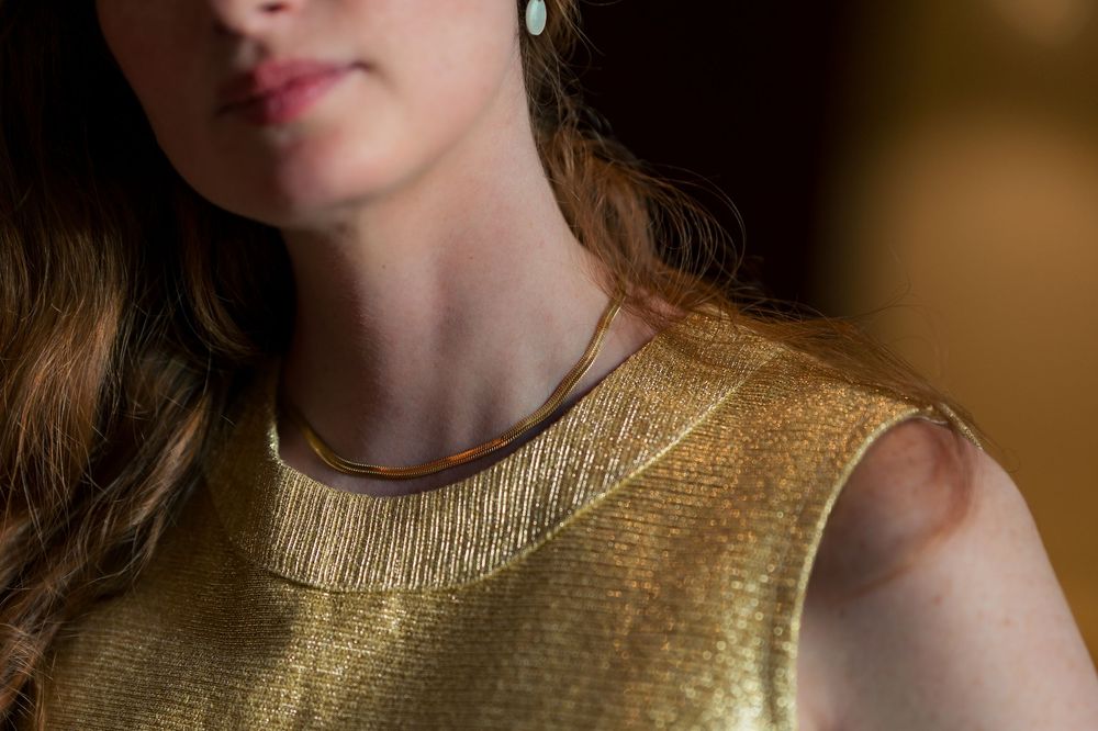 Focus sur le collier d'une mannequin