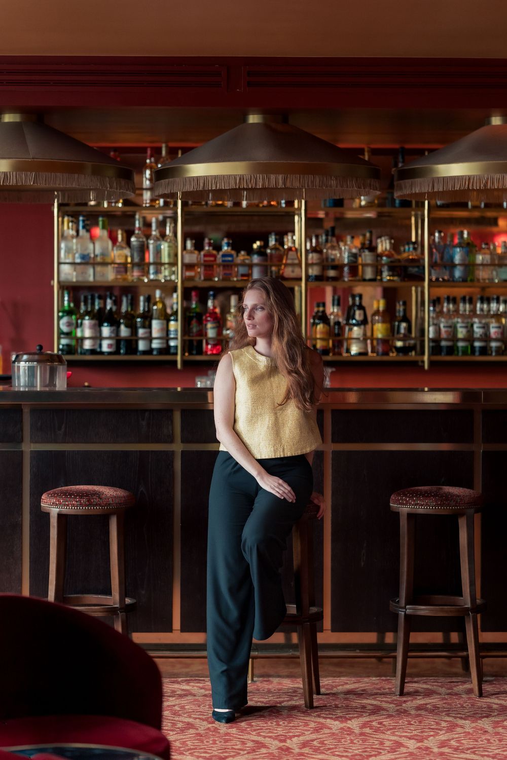 Mannequin posant pour une marque de bijoux dans le bar d'un hôtel à Fontainebleau