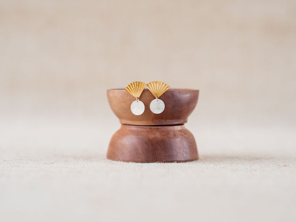 Petite paire de boucles d'oreilles sur présentoir en bois