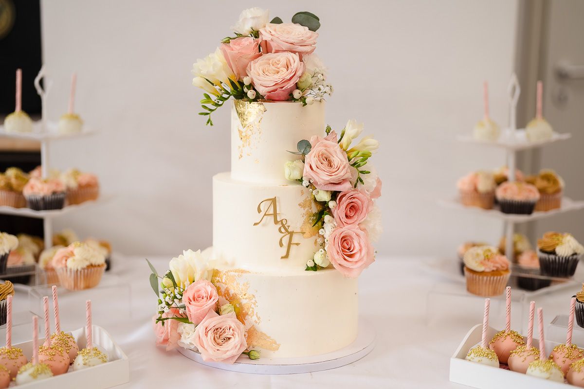 Hochzeitstorte, Floristik, Brautkleider. Empfehlungen aus der Hochzeitsbranche.
