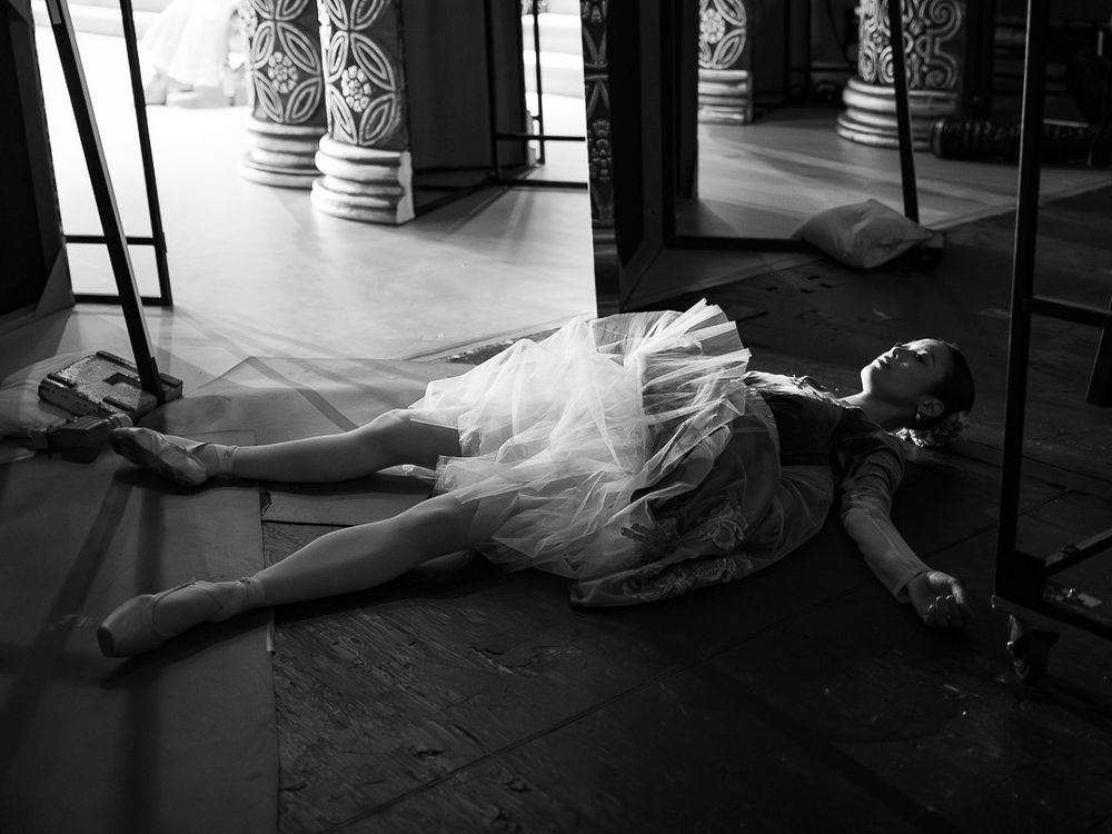 backstage photography, behind the scenes photography, dance backstage, theatre backstage photography, rehearsal photography, performing arts