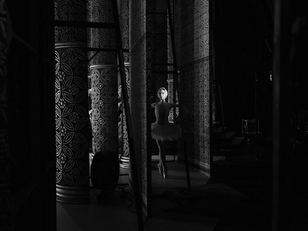 backstage photography, behind the scenes photography, dance backstage, theatre backstage photography, rehearsal photography, performing arts