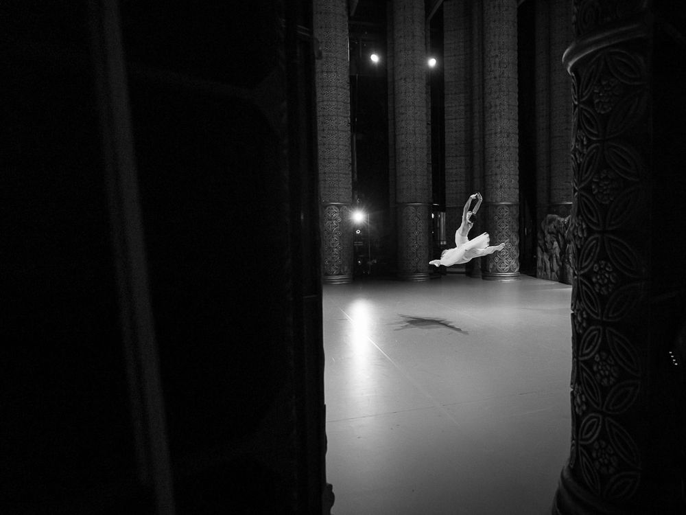 backstage photography, behind the scenes photography, dance backstage, theatre backstage photography, rehearsal photography, performing arts