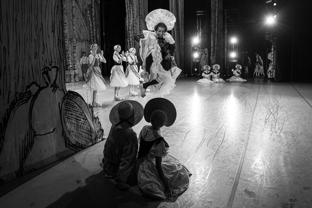 backstage photography, behind the scenes photography, dance backstage, theatre backstage photography, rehearsal photography, performing arts