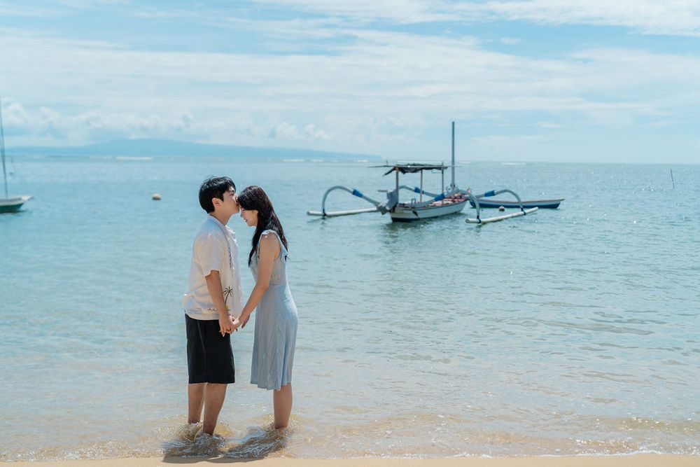 Romantic couple photoshoot with beach background at Bali