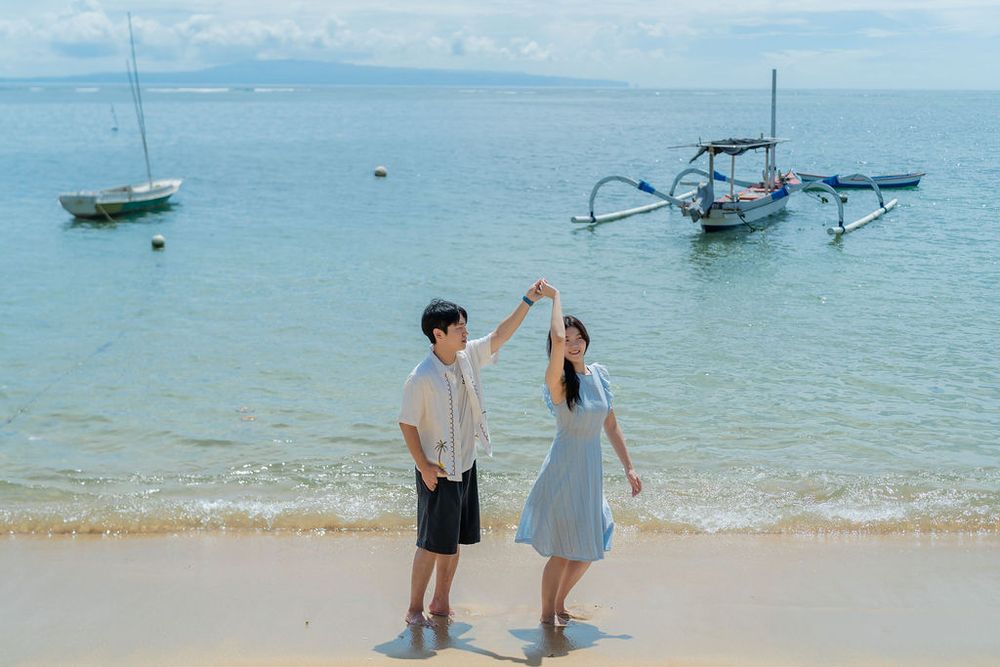 Romantic couple photoshoot with beach background at Bali
