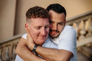 Same-sex couple proposal photography in Montjuïc at golden hour