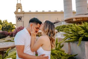 Intimate couple moments captured in Montjuïc green spaces